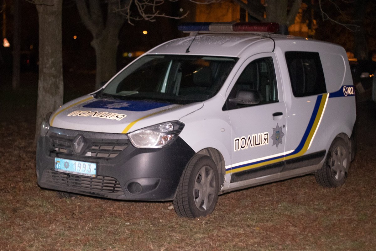 На месте работали экипажи патрульной полиции, медики, кинологи и следственно-оперативные группы