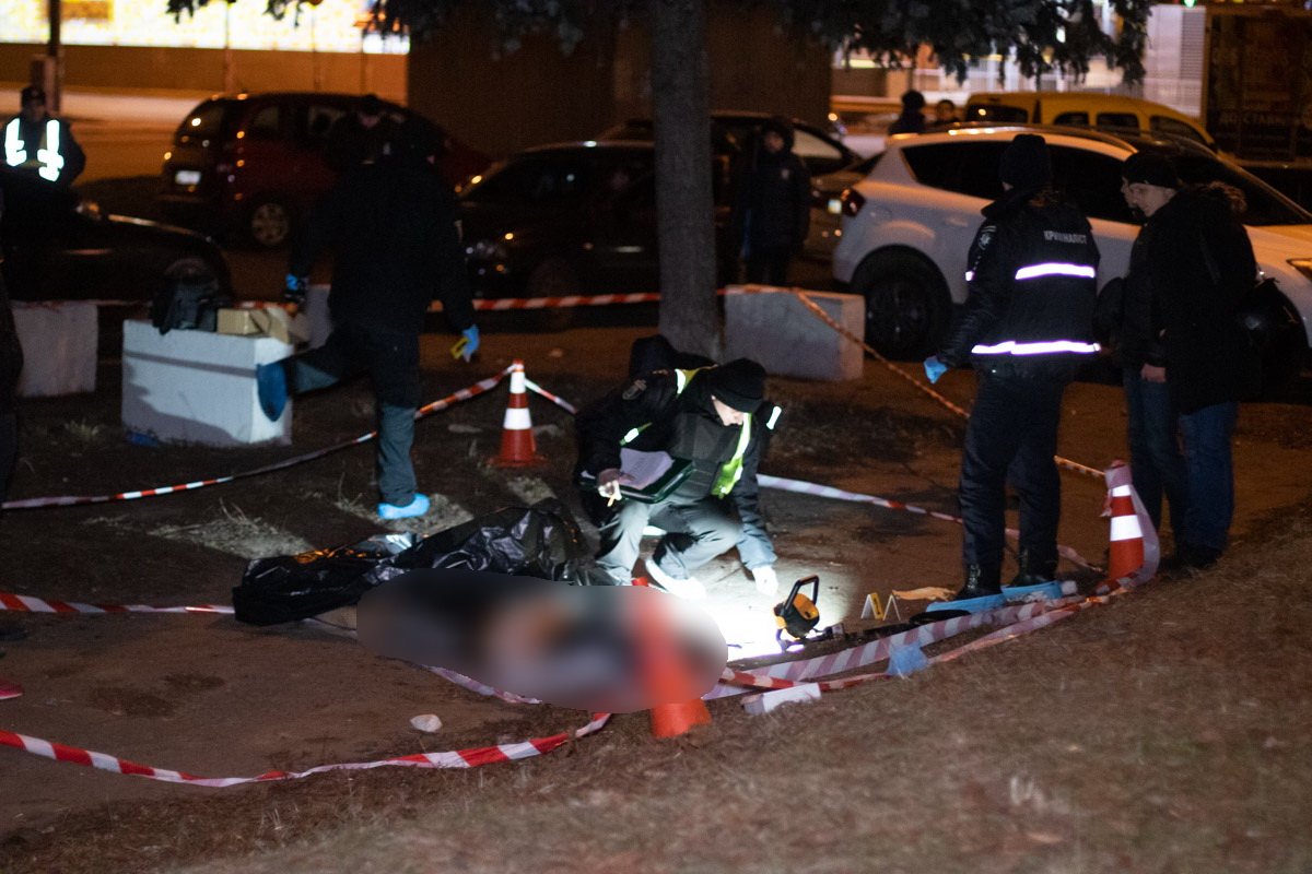 По предварительным данным судмедэксперта, на теле потерпевшего обнаружено четырнадцать колото-резаных ран