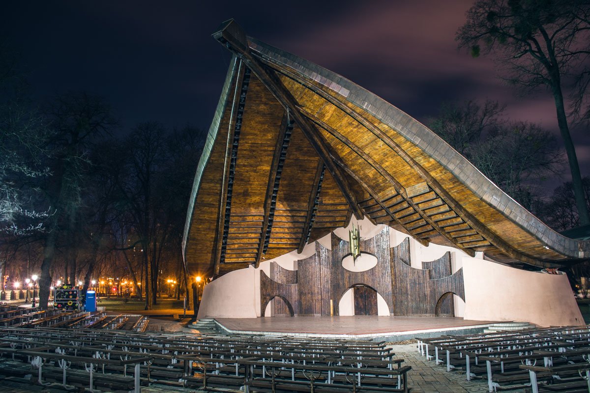 Летом в этом театре собирается много жителей и гостей Киева Летом в этом театре собирается много жителей и гостей Киева