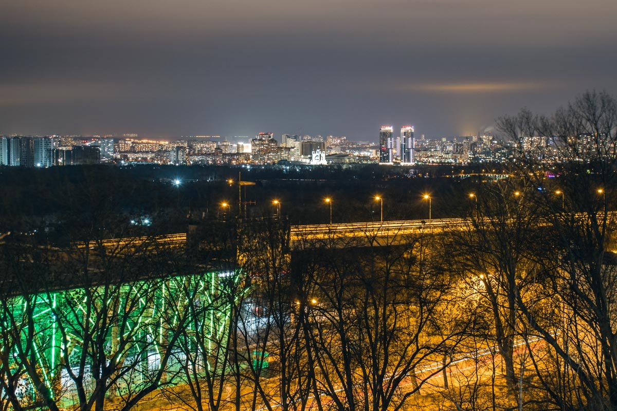 Со всех смотровых парка открываются панорамы на левый берег города Со всех смотровых парка открываются панорамы на левый берег города
