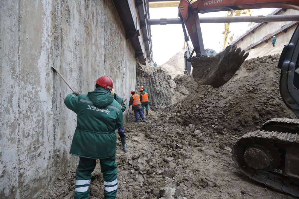 Виталий Кличко и представитель "Киевметростроя" заверили, что все работы ведутся в срок