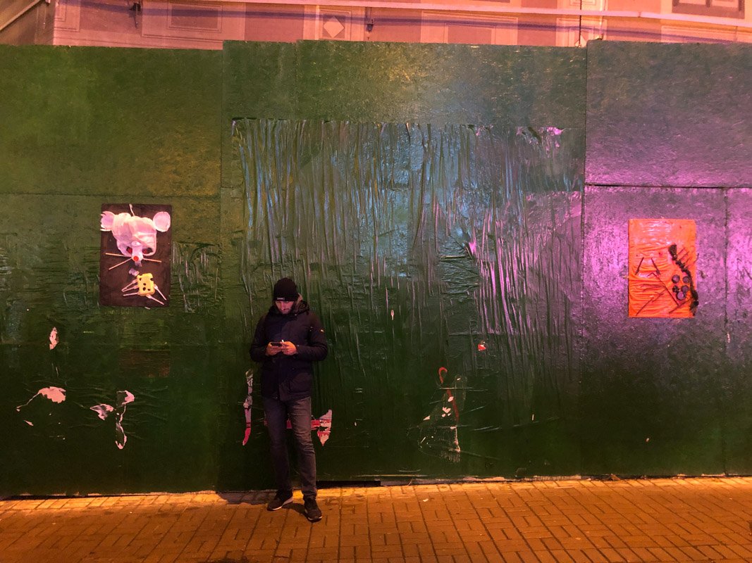 Цепляющий взгляд картины появились напротив ЦУМа Цепляющий взгляд картины появились напротив ЦУМа