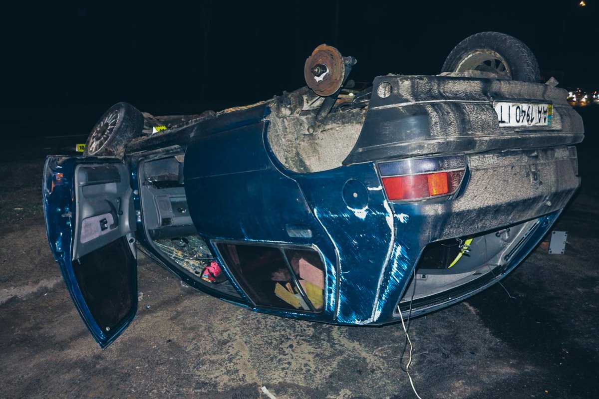 Старенький Renault Clio пошел на таран встречной полосы Старенький Renault Clio пошел на таран встречной полосы