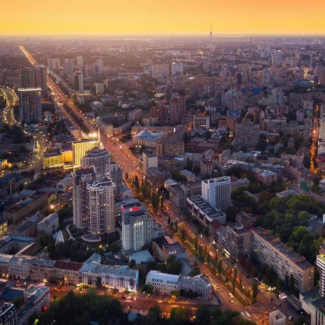 Ночной Киев выглядит впечатляюще. Но @flyua_kiev показывает как жизнь течет по жилам-улицам столицы