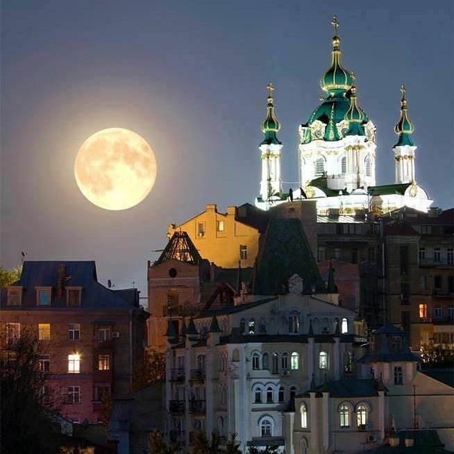 Еще одно доказательство, что ночной Киев - это город из сказок. Фото - @insta.kiev