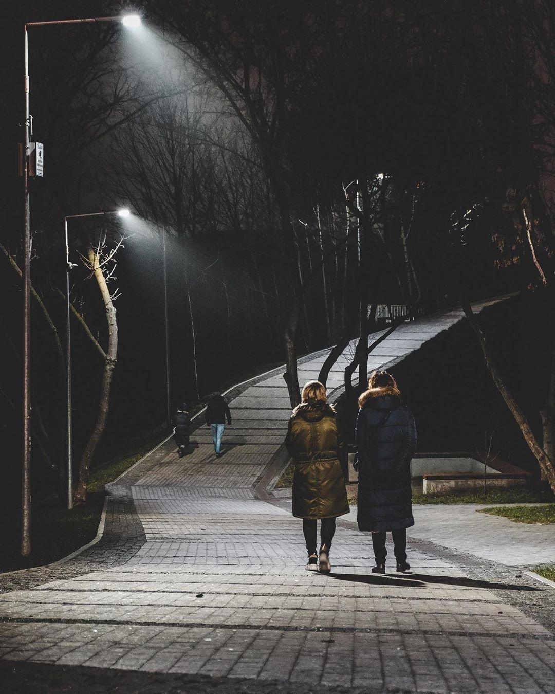 А закончит эту подборку спокойный вечерний парк и люди в нем. Фото - @d.pidhrushnyi