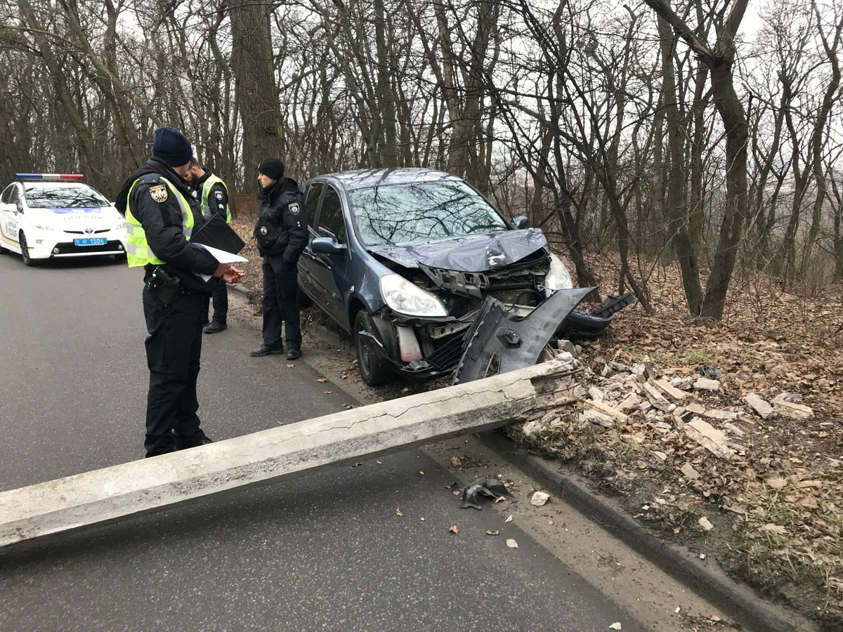 В Киеве на улице Генерала Родимцева, 11 Renault Clio снесла электроопору