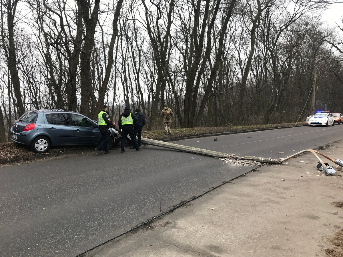По неизвестным причинам легковушка вылетела за пределы проезжей части и врезалась в столб