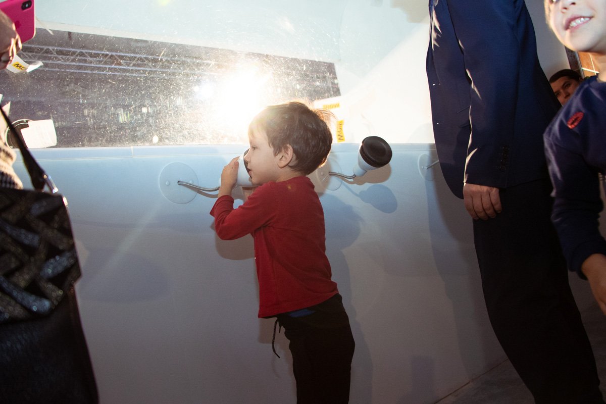 Интересно, что он слышит?