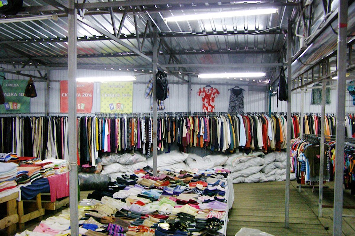 Секонд возле универмага “Украина” Секонд возле универмага “Украина”