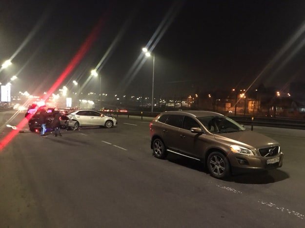 Предварительно, водитель Audi не справился с управлением и выехал на встречную полосу Предварительно, водитель Audi не справился с управлением и выехал на встречную полосу