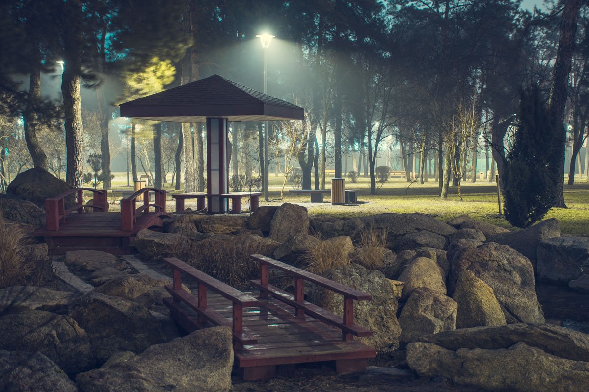 Темные скверы освещают фонари и лунный свет