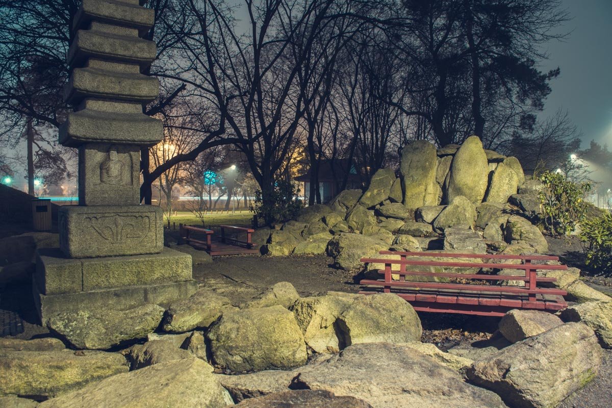 В темное время суток тут непривычно безлюдно и спокойно