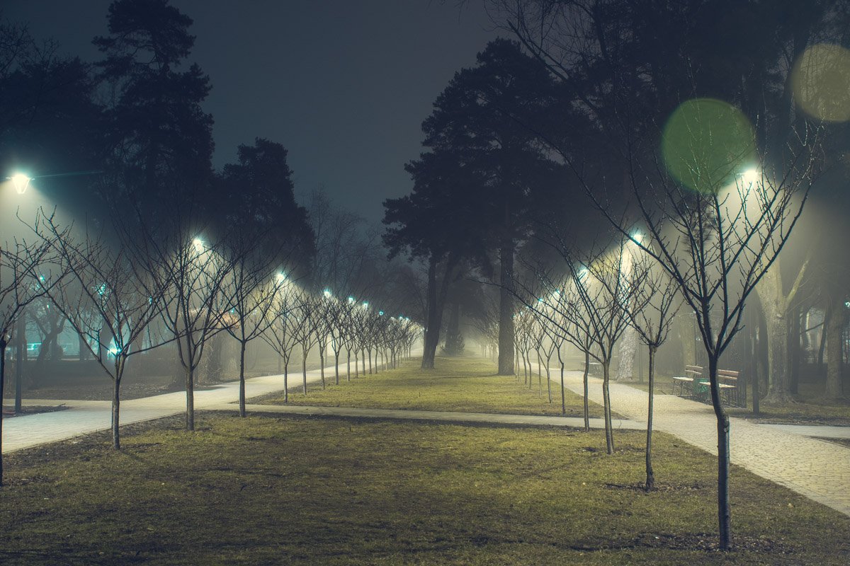 Уютные улочки, освещенные яркой луной, выглядят как рай для перфекциониста