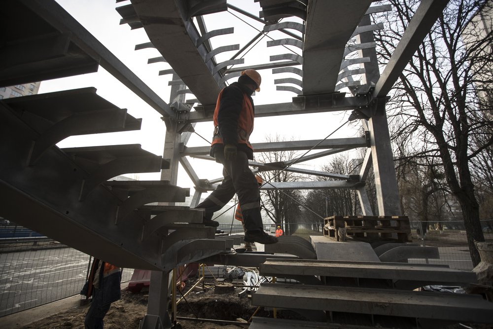 В скором времени специалисты установят ступени и закончат облицовку фасада В скором времени специалисты установят ступени и закончат облицовку фасада