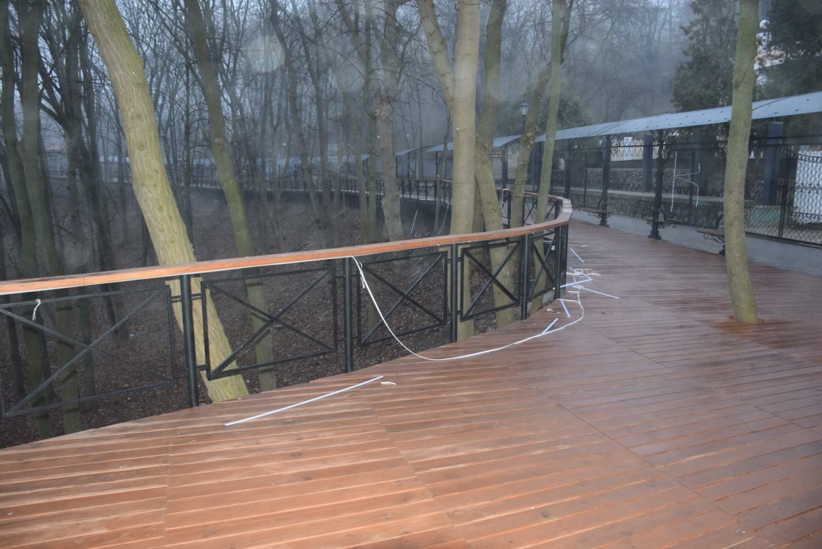 В Киеве повредили элементы LED-подсветки, которая вмонтирована в перила вдоль Аллеи художников