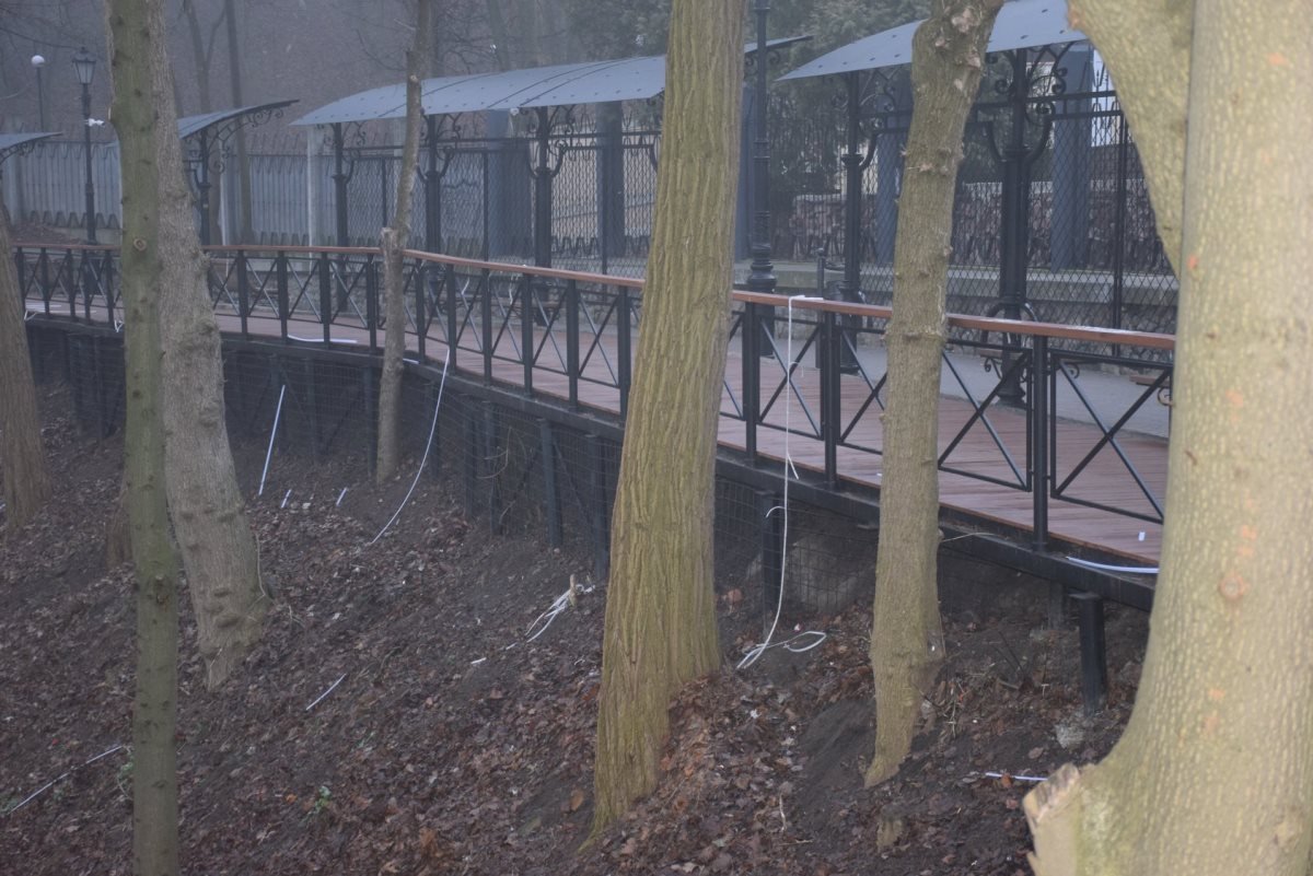 О вандализме уже сообщили в полицию, копы просматривают записи с камер видеонаблюдения