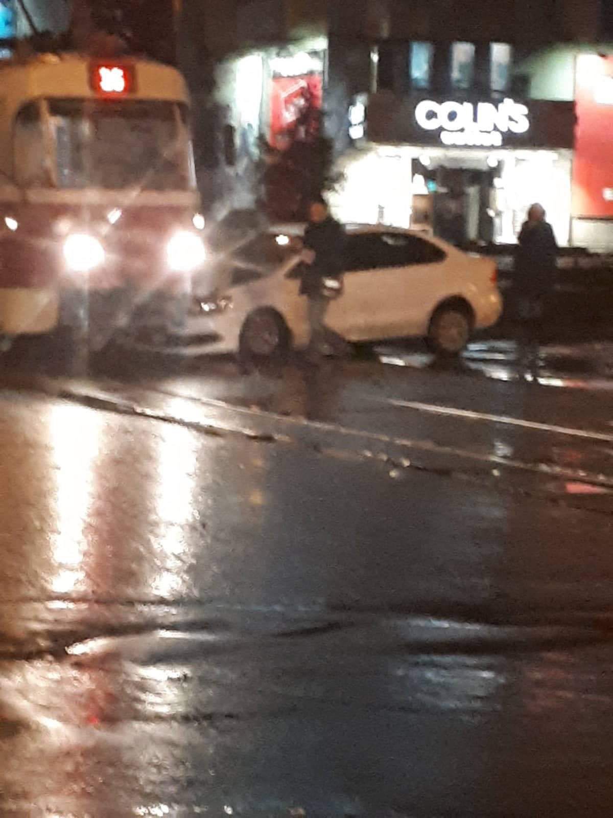 В Киеве на Куреневке девушка на Volkswagen въехала под трамвай В Киеве на Куреневке девушка на Volkswagen въехала под трамвай