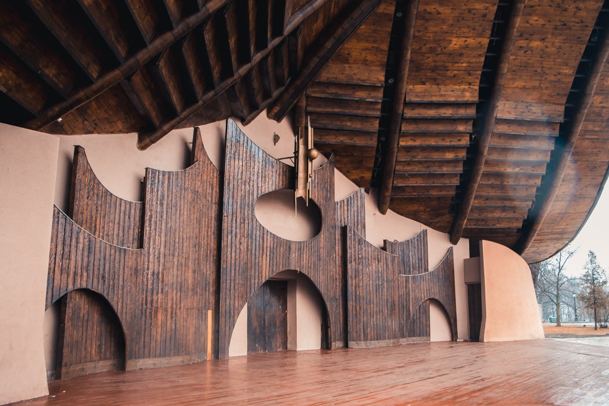 Кто бывал в Мариинском парке, тот точно знает "Ракушку" 