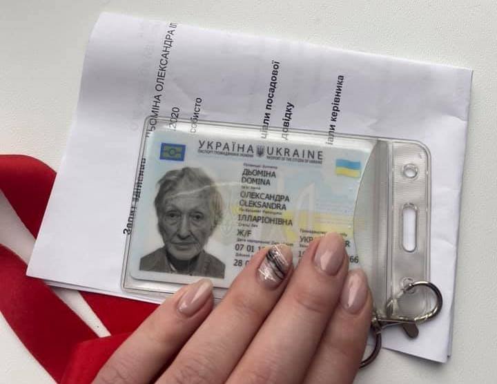 Александра получила украинский паспорт Александра получила украинский паспорт