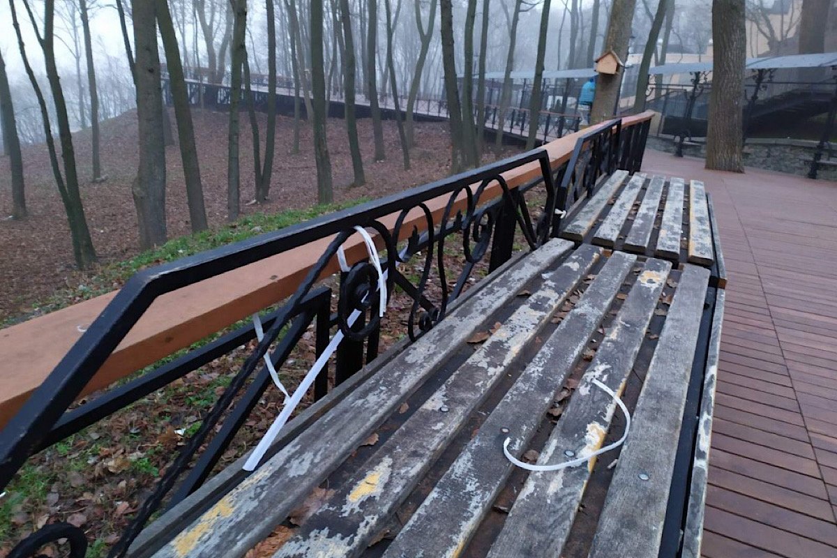 Вандализм на Алее Художников: появилось видео, где хулиганы повредили LED подсветку 1