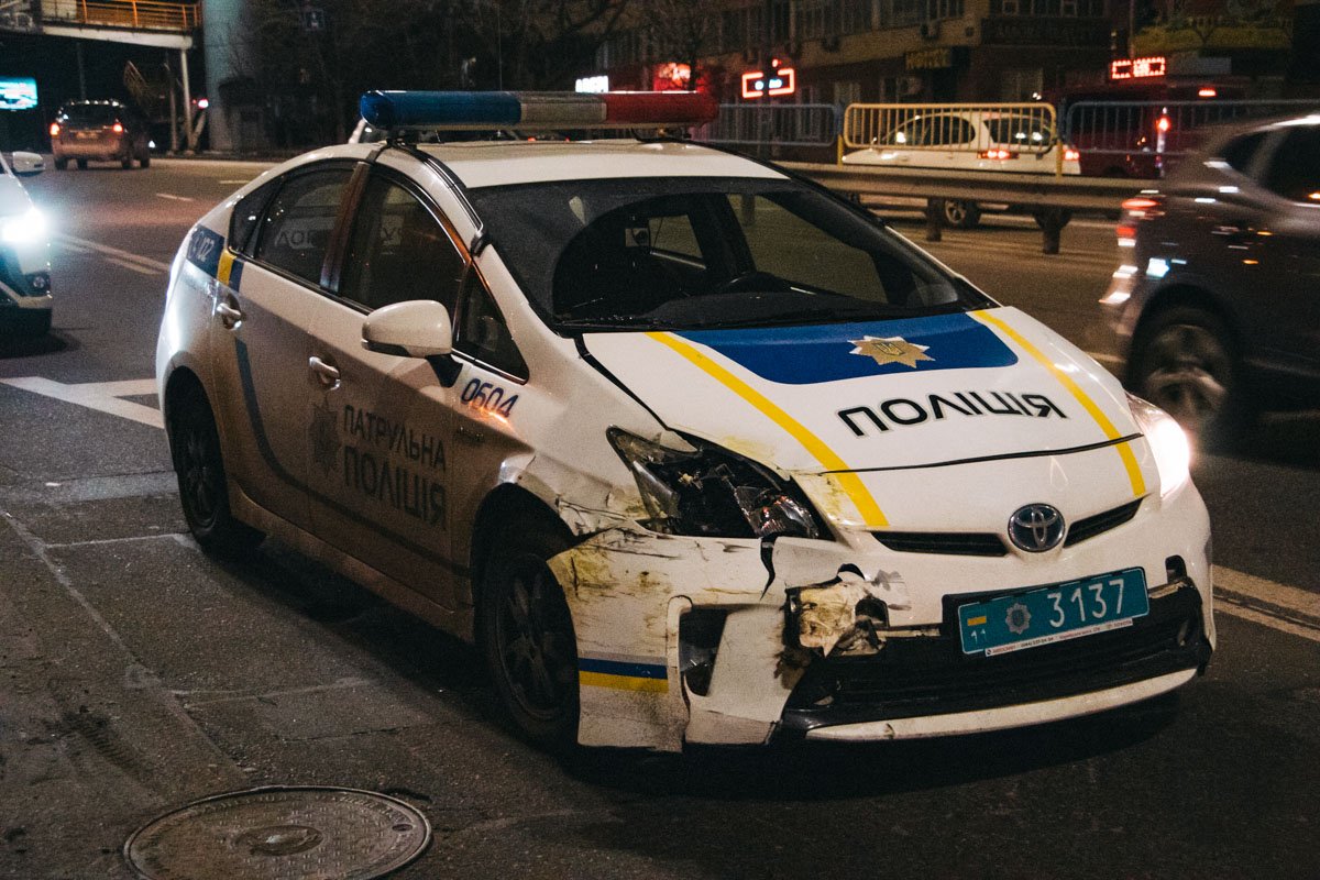 Renault не пропусти патрульных, которые ехали прямо