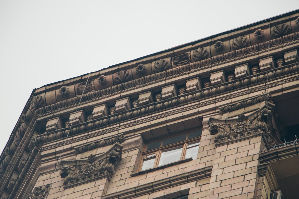 Элементы декора пропали в домах на улицах Крещатик, Лысенко, Костельной и на Шелковичной Элементы декора пропали в домах на улицах Крещатик, Лысенко, Костельной и на Шелковичной