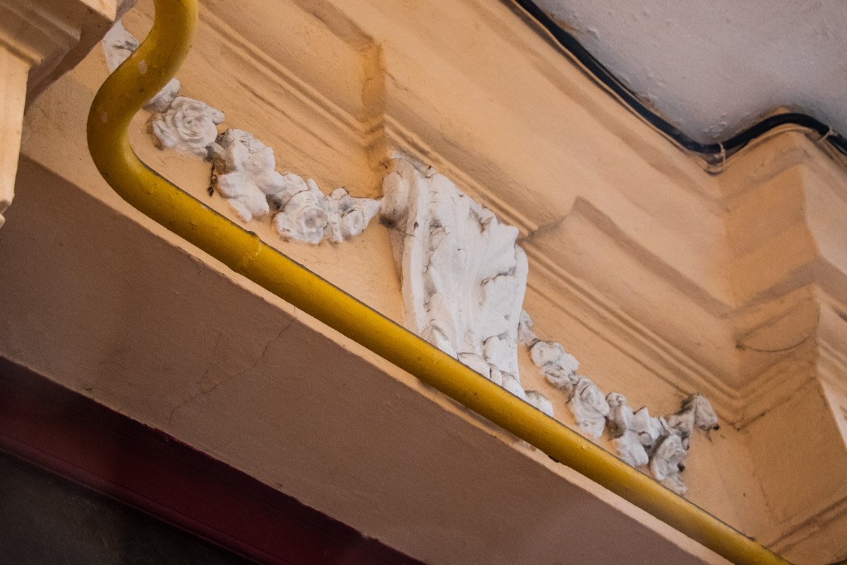 На фасадах домов убрали старинный статуи и вазы На фасадах домов убрали старинный статуи и вазы