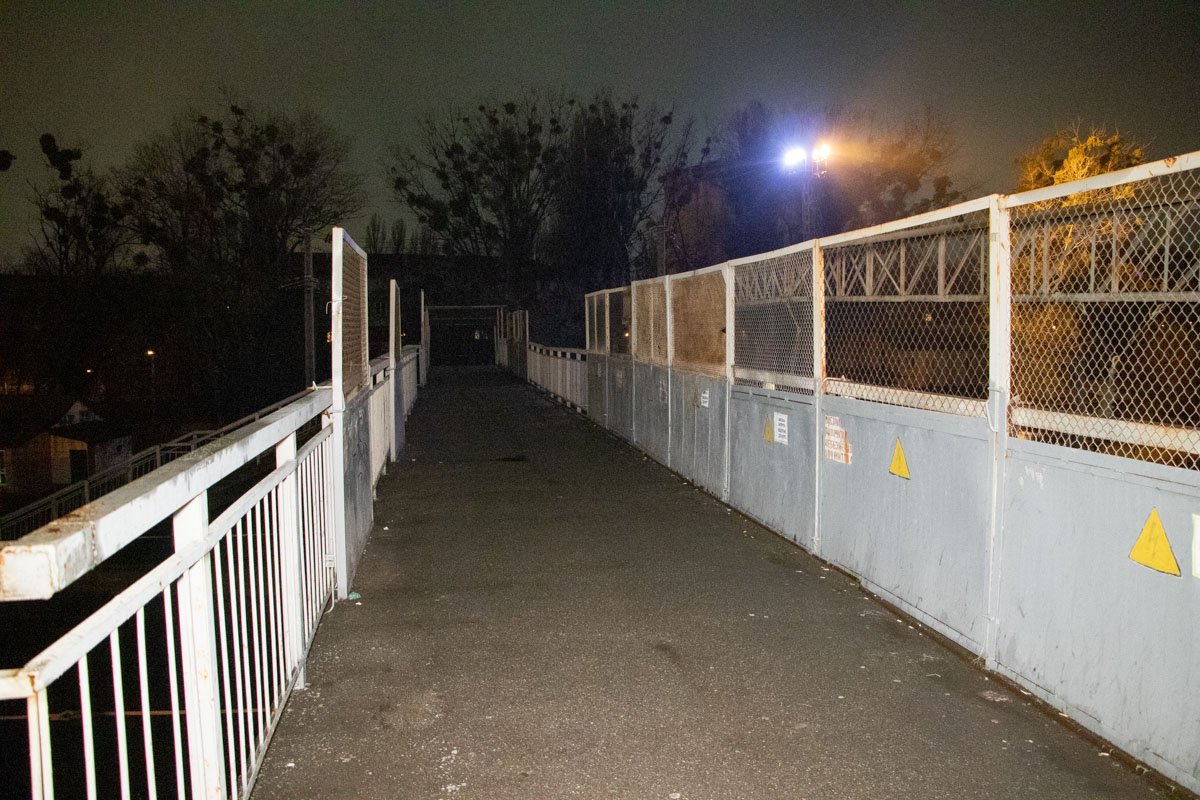 Он пытался изнасиловать ее на железнодорожном переходе