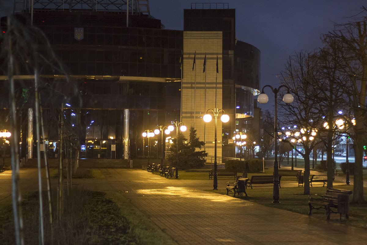 В районе Севастопольской площади на улице расположен уютный скверик и Соломенская РГА