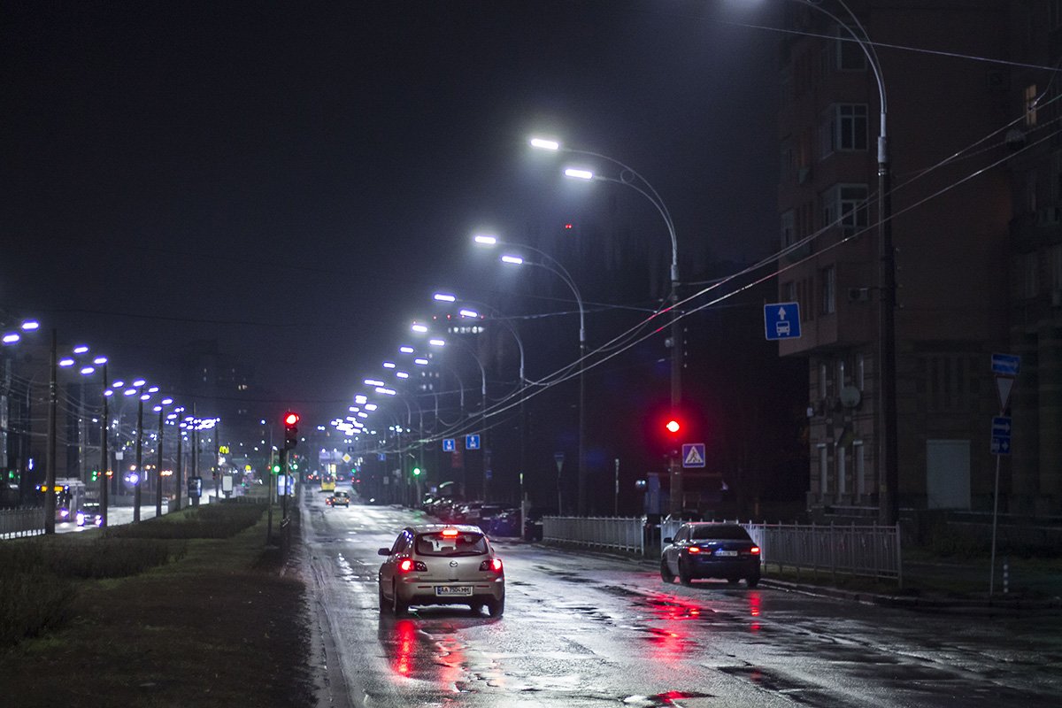 Посреди улицы располагается клумба