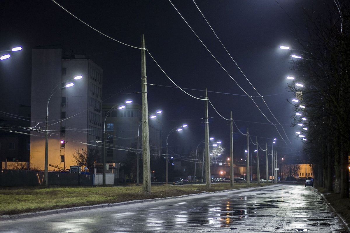В конце на улице заканчивается жилая застройка и начинается промышленная зона