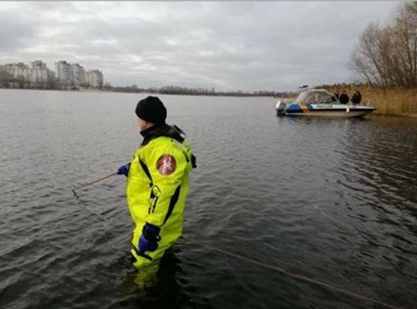 Водолазы ГСЧС несколько часов обследовали акваторию залива, чтобы найти тело, но поиски результатов не дали