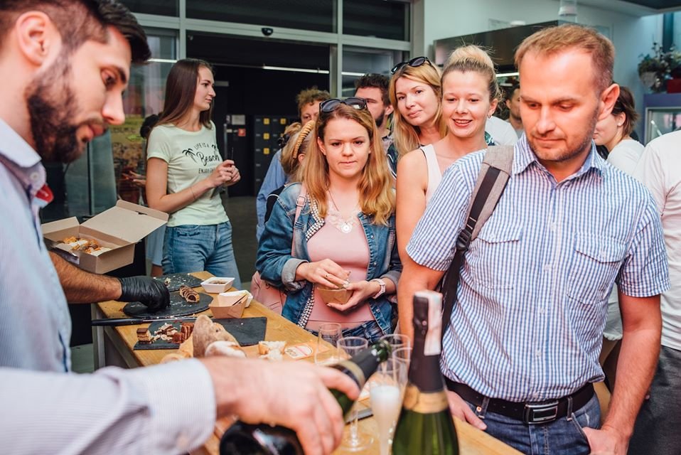 Полакомиться рыбкой и хлебнуть игристого - то, что нужно 