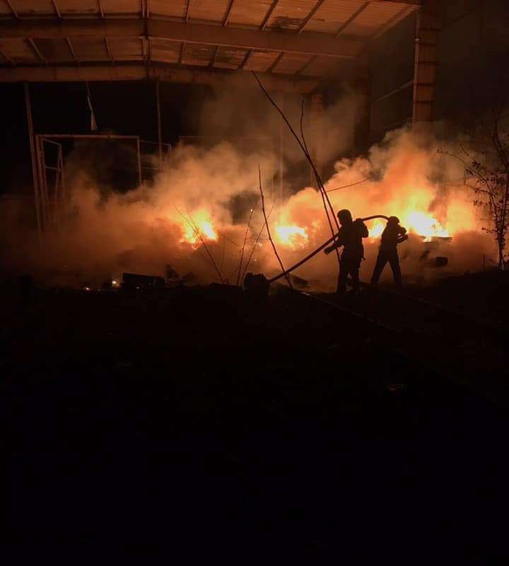 В ангаре вспыхнули шпалы 