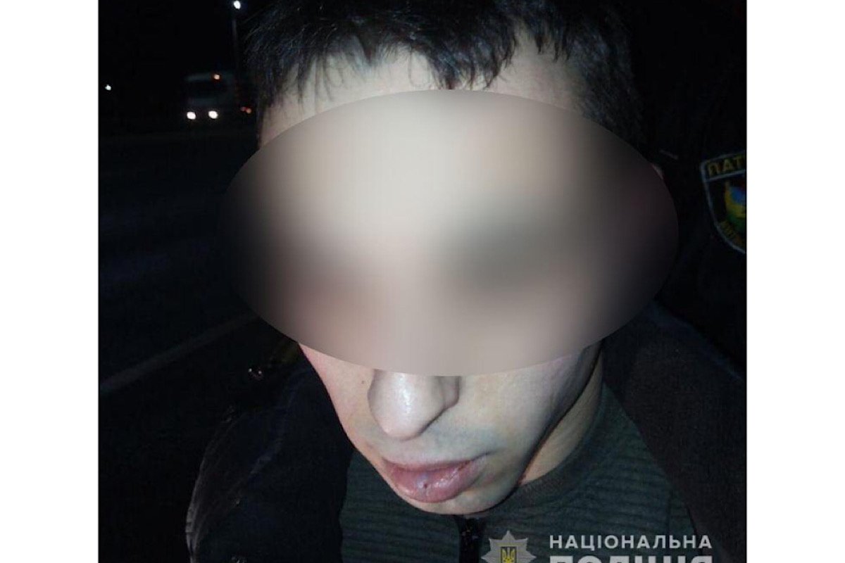 Под Киевом пьяный парень порезал свою маму и сестру Под Киевом пьяный парень порезал свою маму и сестру
