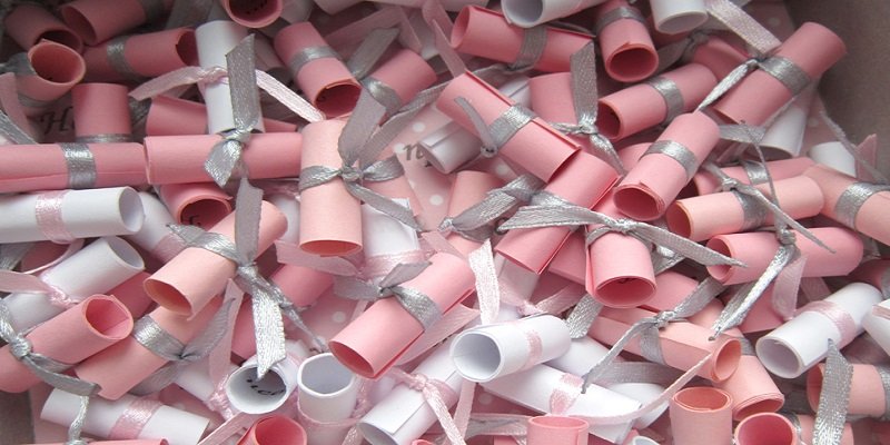 Вместе с подсказками на записках могут быть еще и пожелания