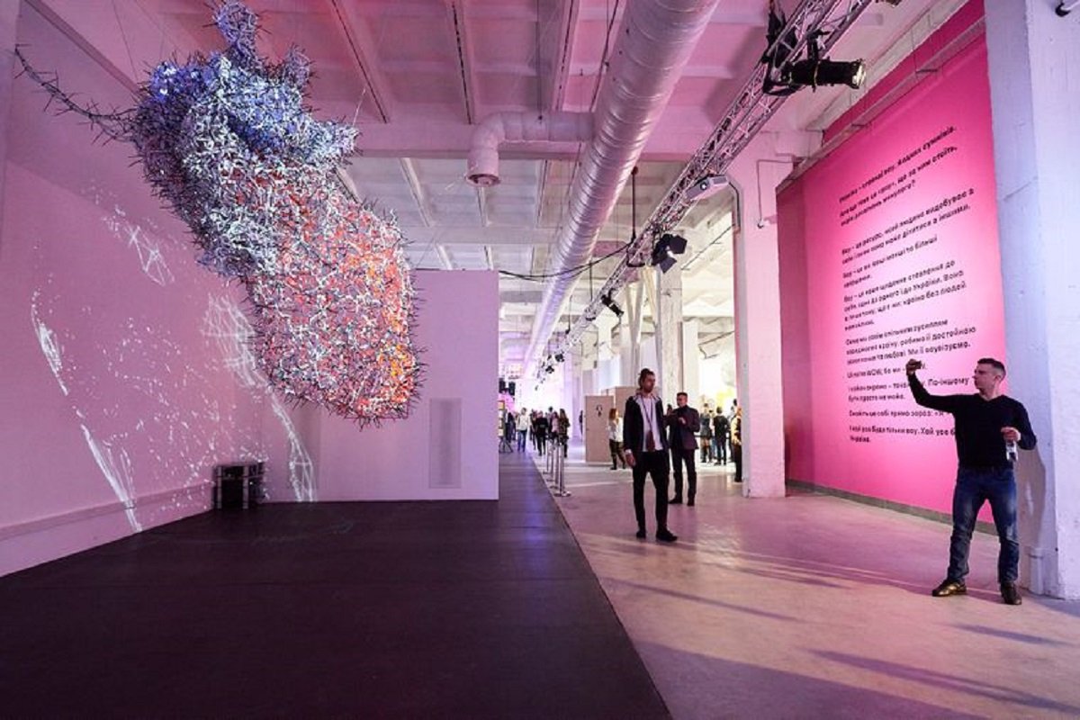 Можно признаться в любви и возле такой инсталляции сердца