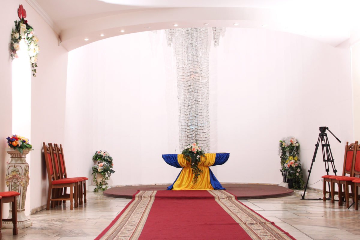 Зал РАГС в Днепровском районе очень официален, но и на такой стиль найдутся ценители