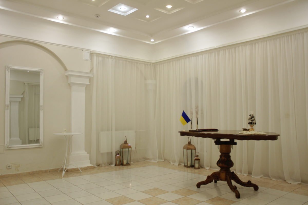 Зал РАГС в Печерском районе - как и большинство других залов - выполнен в белом цвете