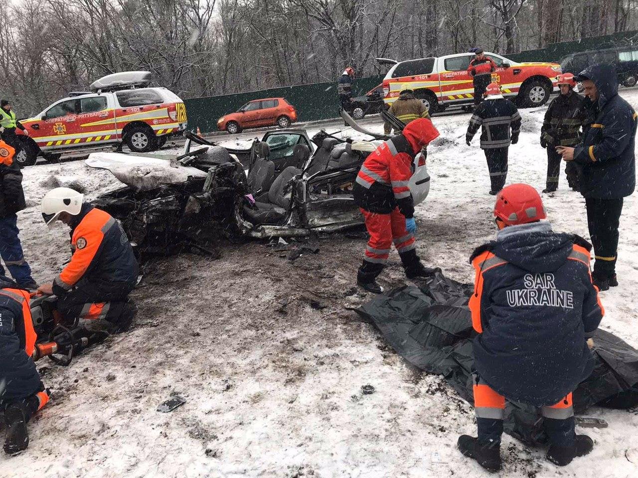 Спасатели достали из Renault двоих людей. Увы, водитель был уже мертв 