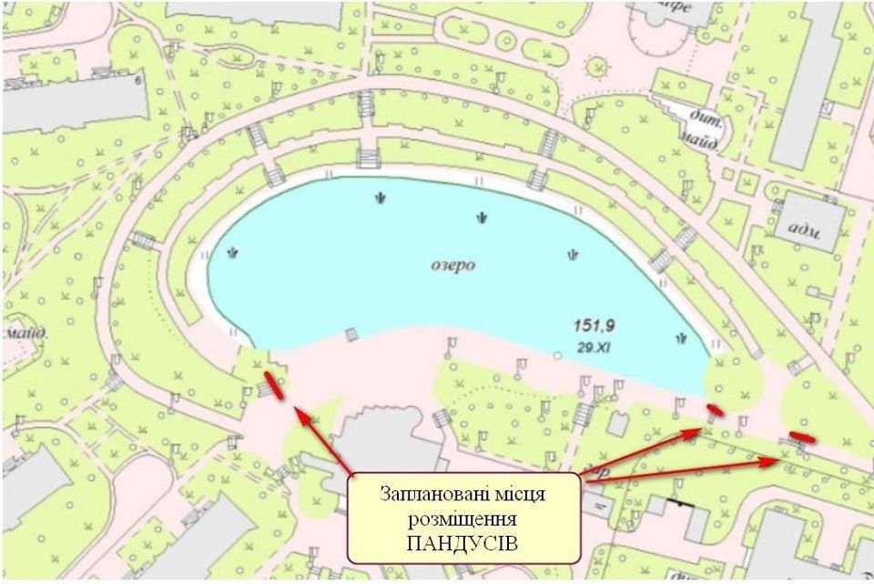 На схеме обозначены красной стрелкой места, где установят пандусы возле Голубого озера