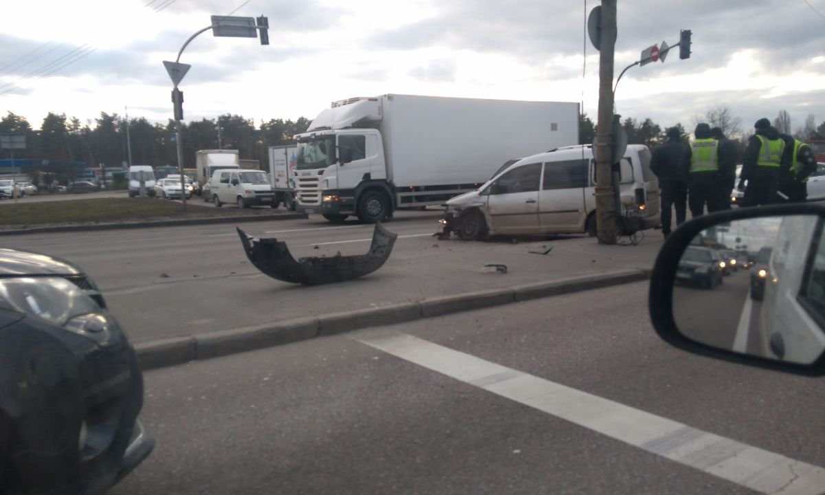 От удара Volkswagen развернуло, а водитель пострадал