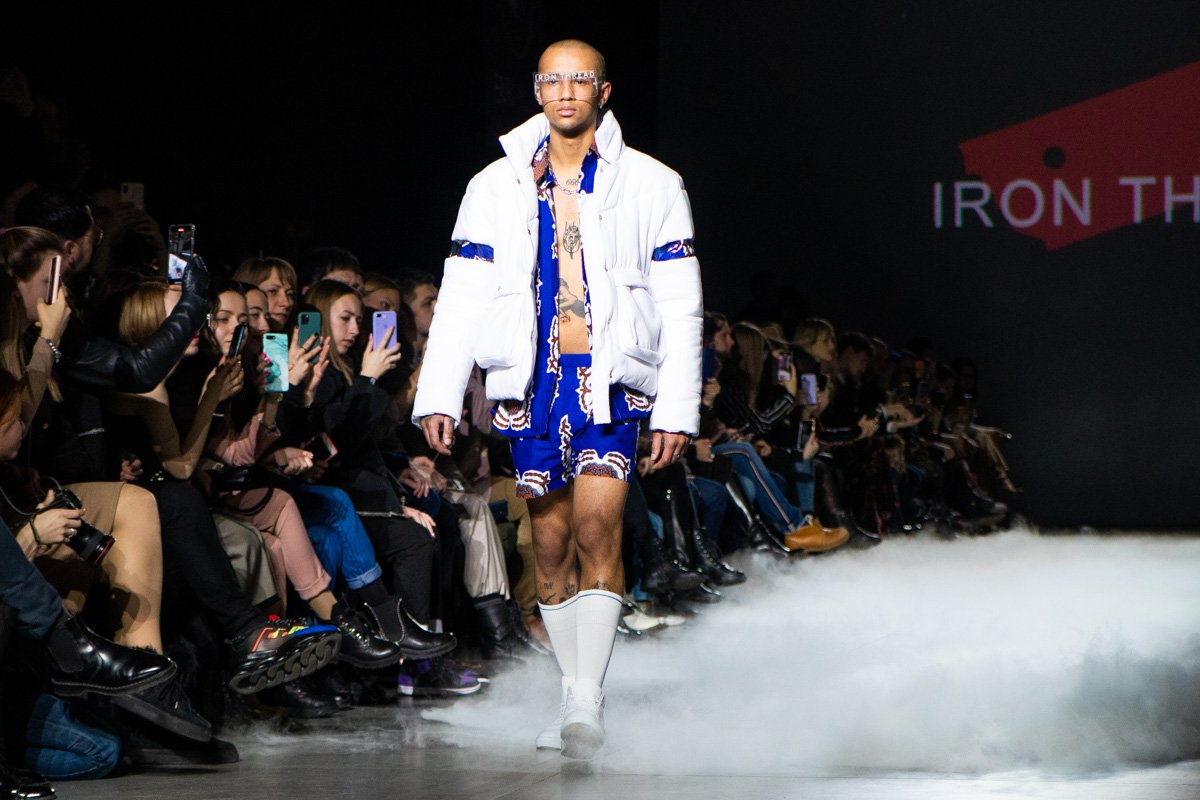 По полу стелился дым, который напоминал нам об экологической катастрофе 