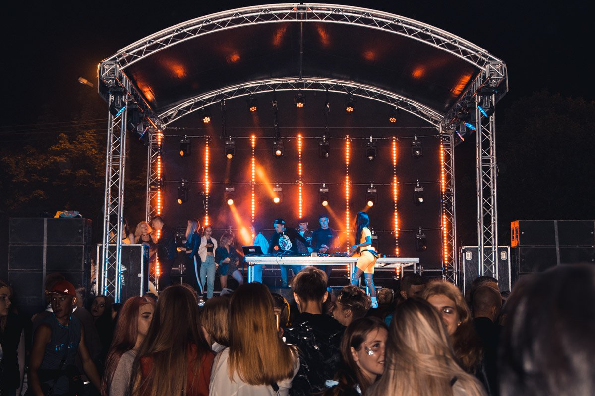 Ночные концерты в середине лета - традиция Ulichnaya Eda