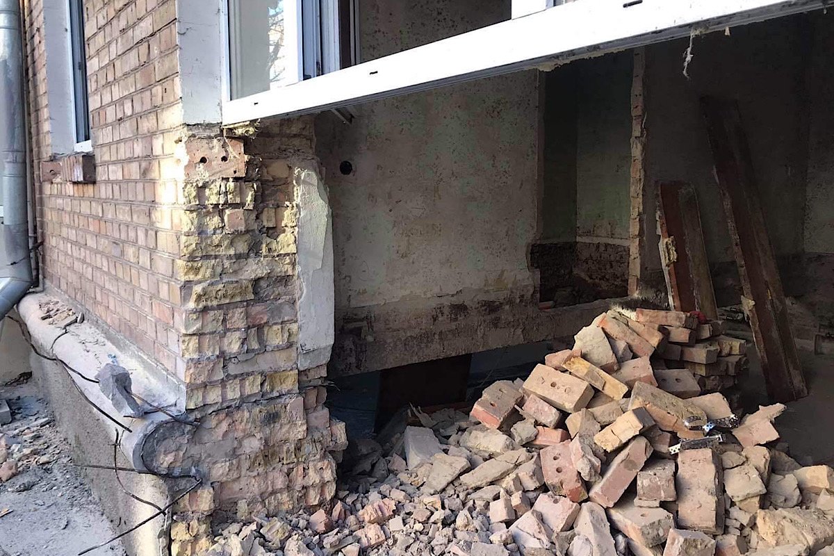 Первая дырка в доме появилась еще 22 января Первая дырка в доме появилась еще 22 января