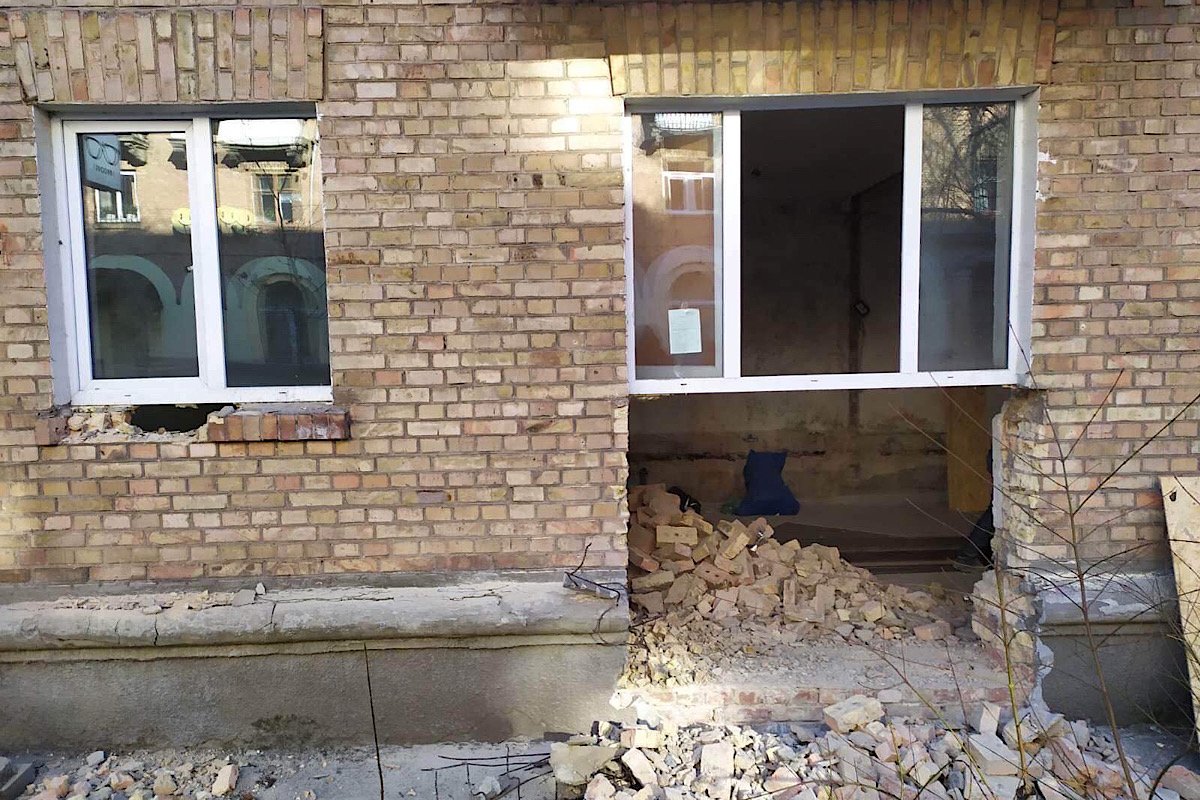 На месте окна вероятнее всего вскоре должна появится дверь На месте окна вероятнее всего вскоре должна появится дверь