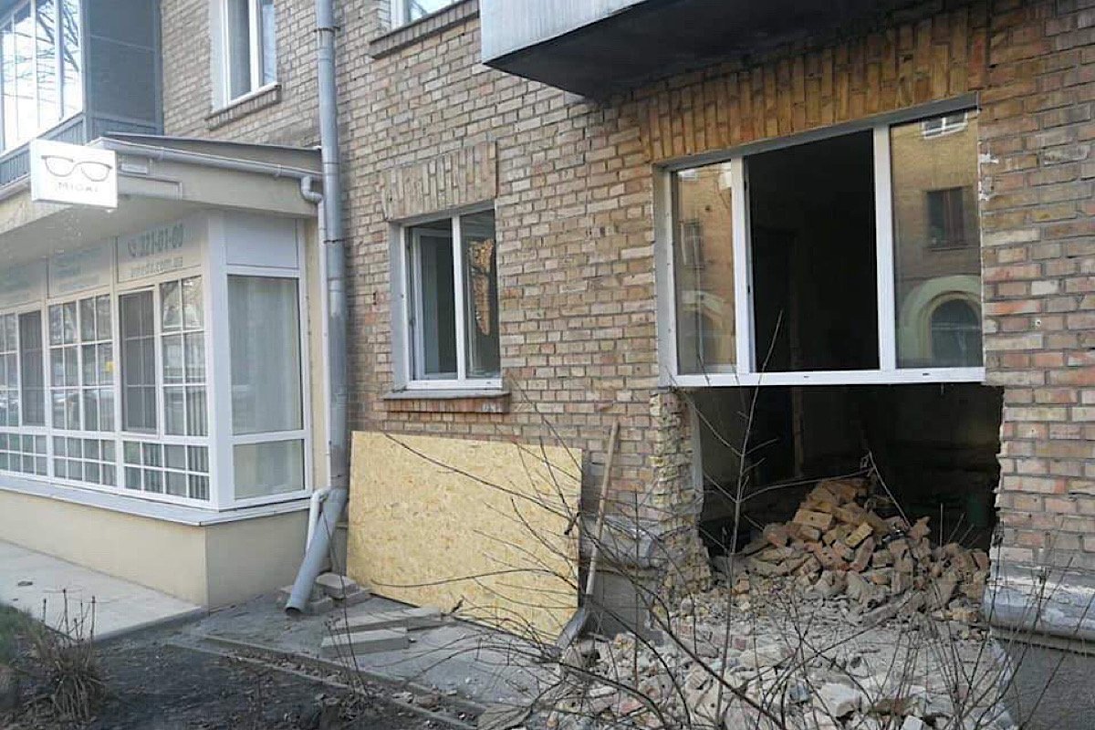 Но дырки так и никто не заделал Но дырки так и никто не заделал