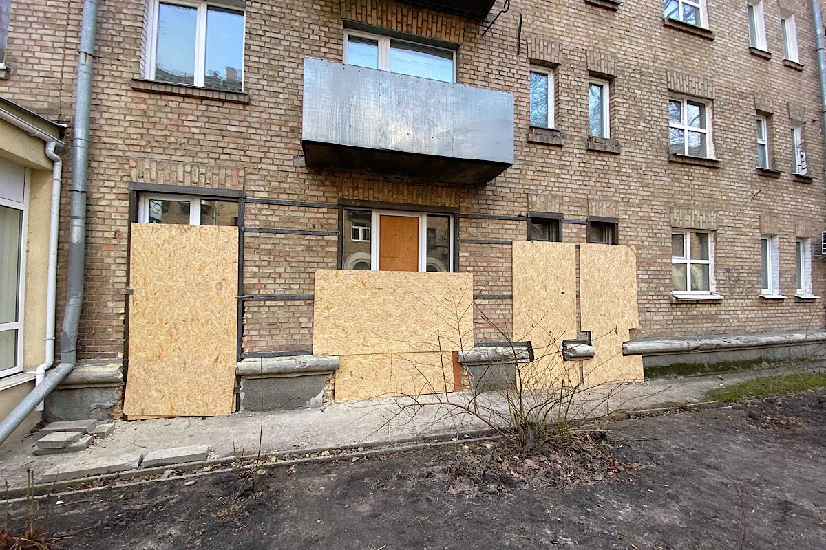 Дырки так и остались, прикрытые фанерой Дырки так и остались, прикрытые фанерой