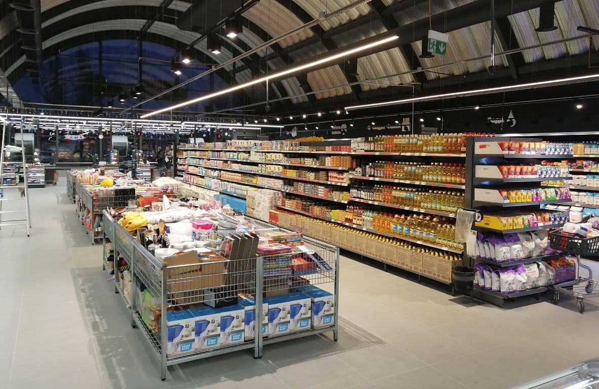 Главное преимущество такой конструкции - увеличение объема помещения Главное преимущество такой конструкции - увеличение объема помещения